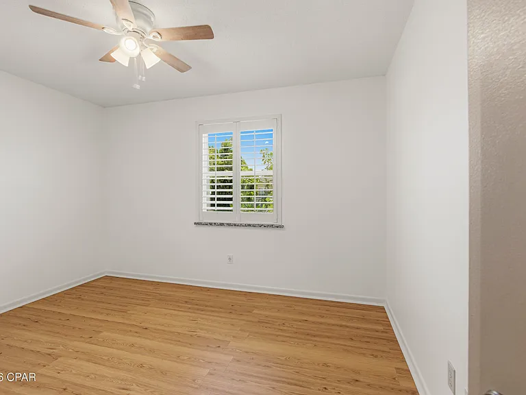 139 Manistee Dr — Photo 16