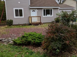 221 Greenbriar Cir, Tobyhanna, PA