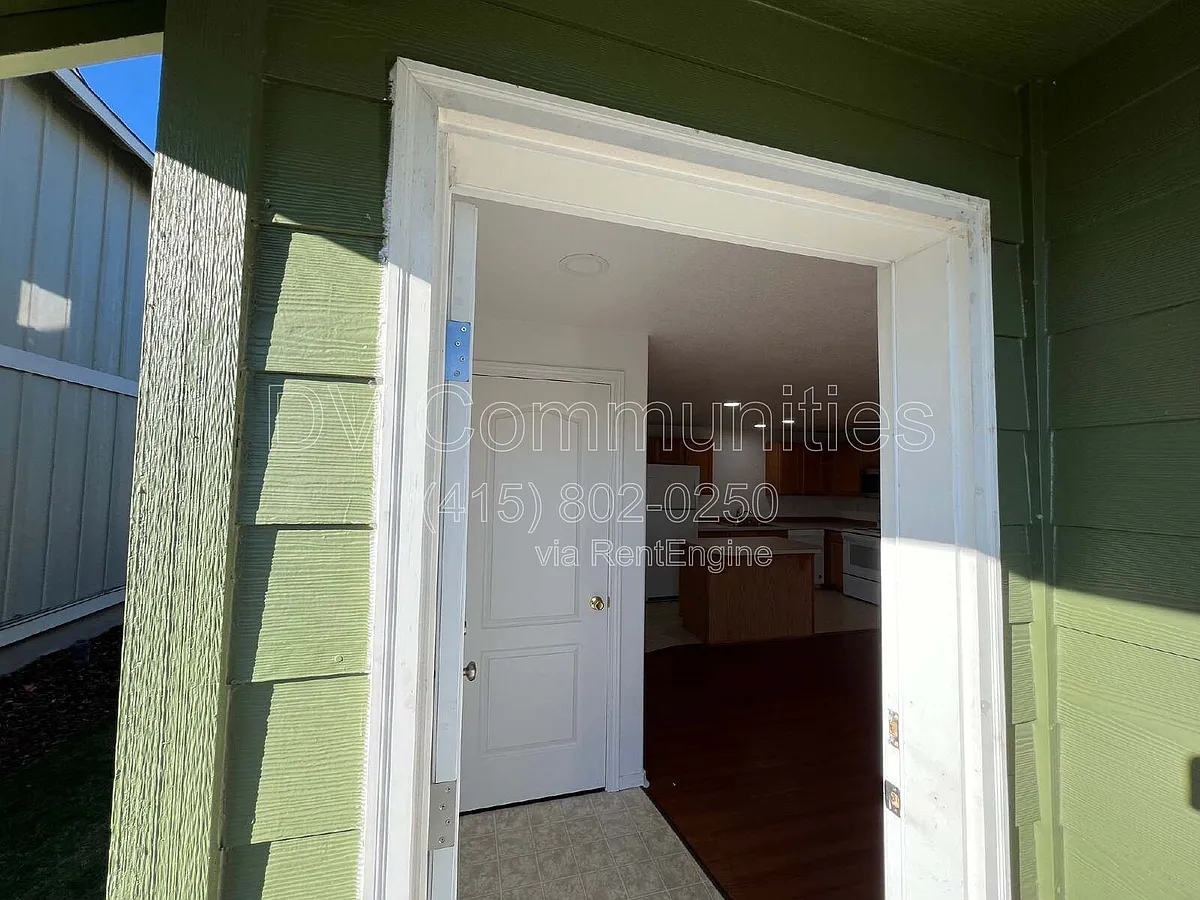 Building Photo - 2521 NW Cedar Ave #1