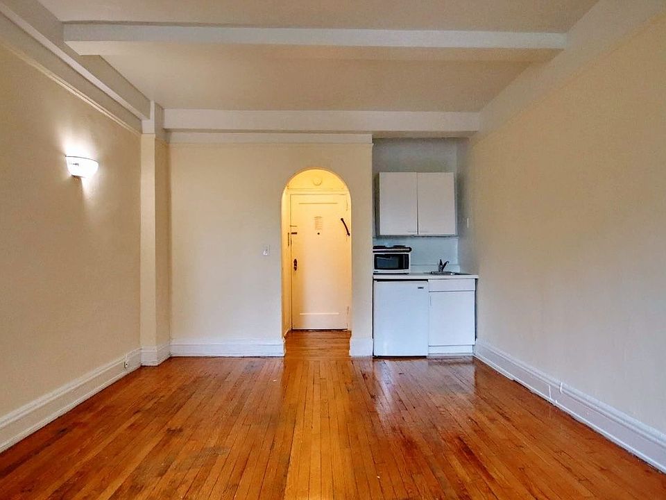 2nd image of 11 Waverly Pl APT 6E