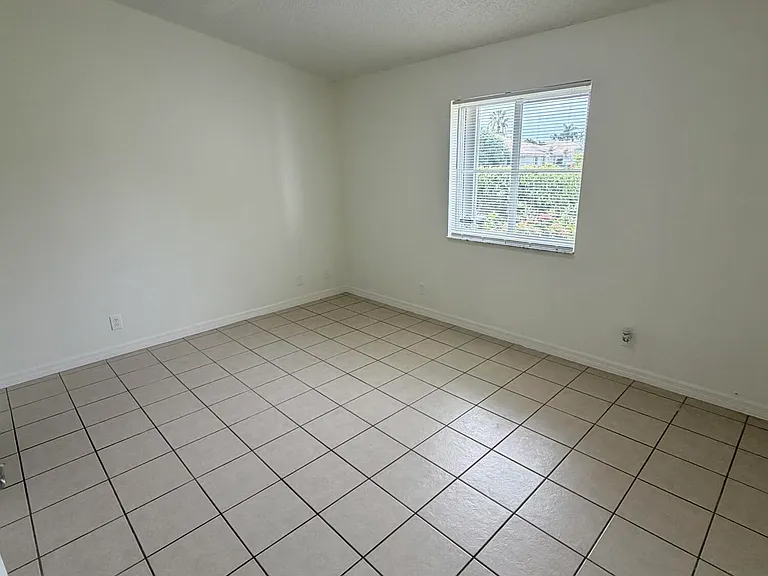 11289 SW 18th Ct — Photo 6