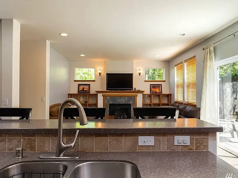1119 N Waugh Rd — Photo 6