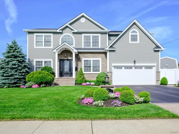 7 Highwater Avenue, Massapequa, NY 11758