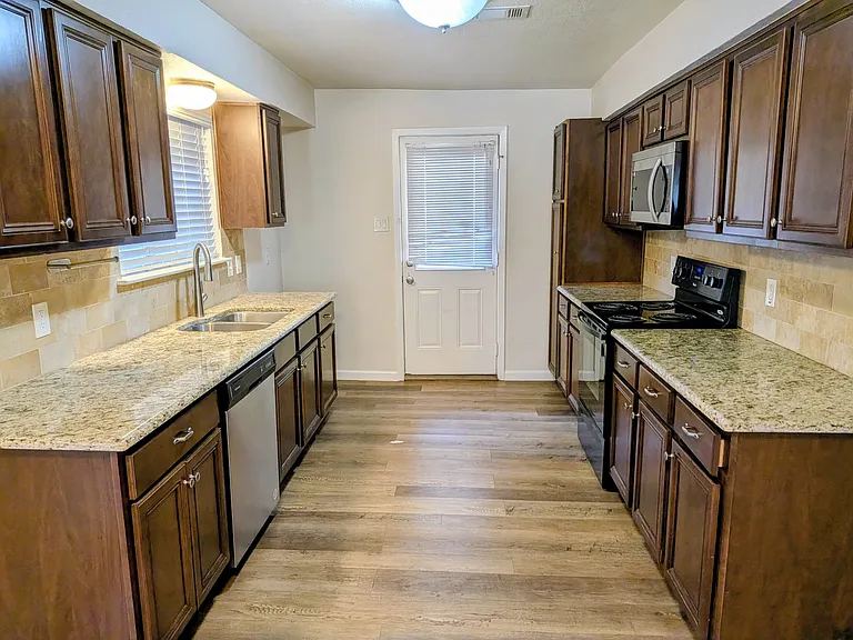 2816 Golfing Green Dr — Photo 4