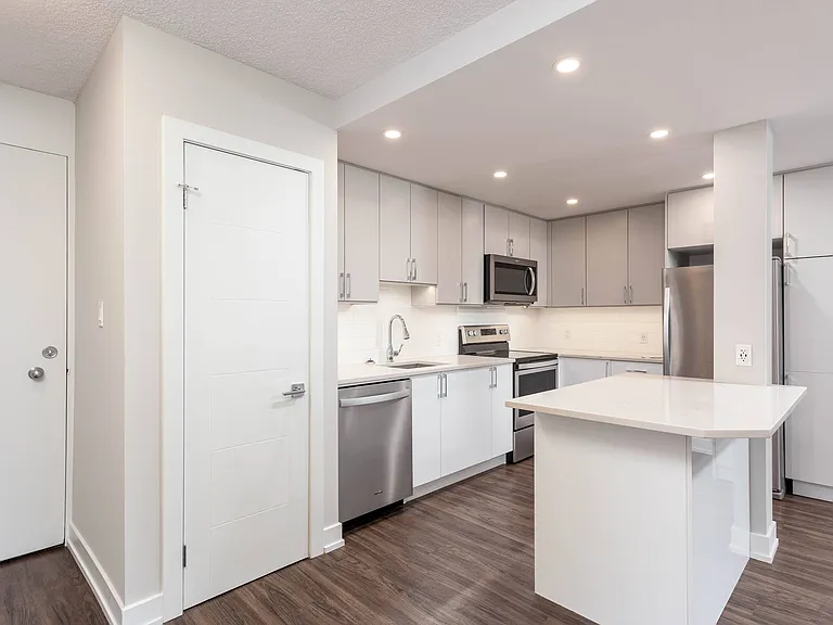 104 26th Ave SW #201 — Photo 5