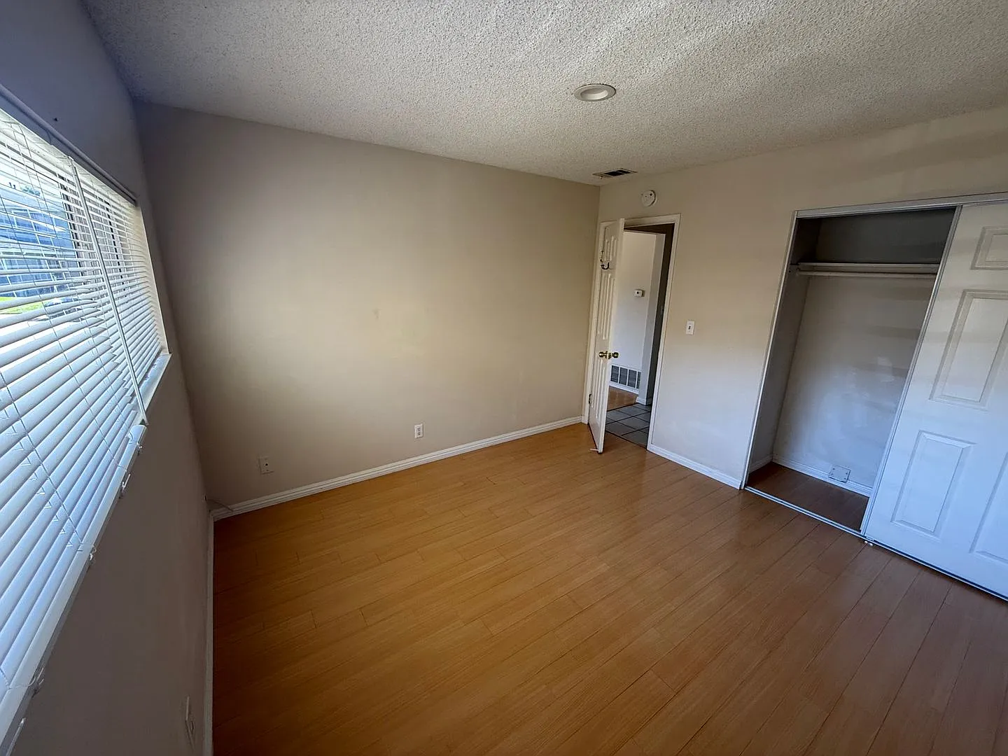 Charming 2-Bedroom Home with Parking & Community Pool in Rowland Heights — Photo 4