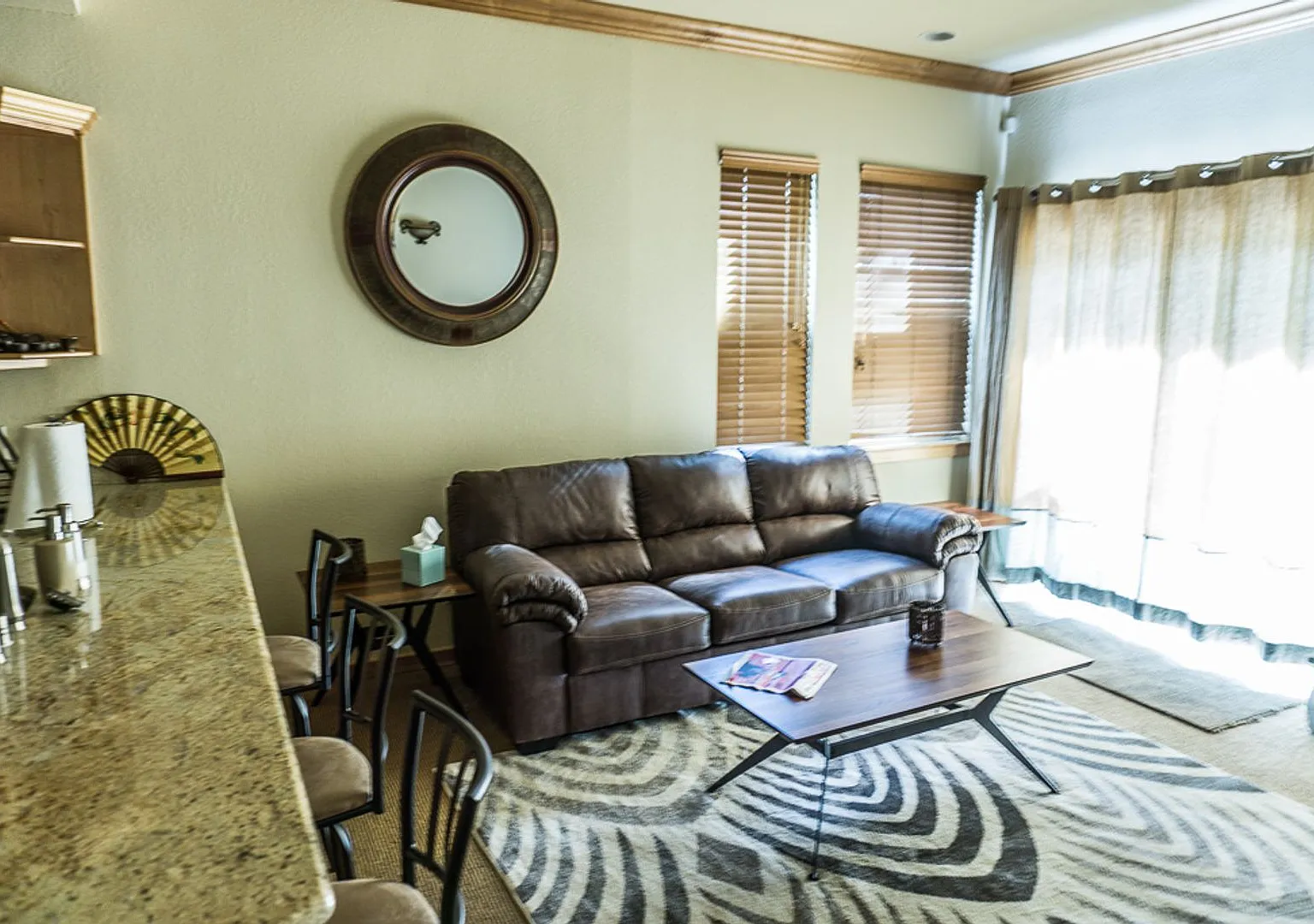 1 Bedroom Centrally Located Seasonal Rental — Photo 1