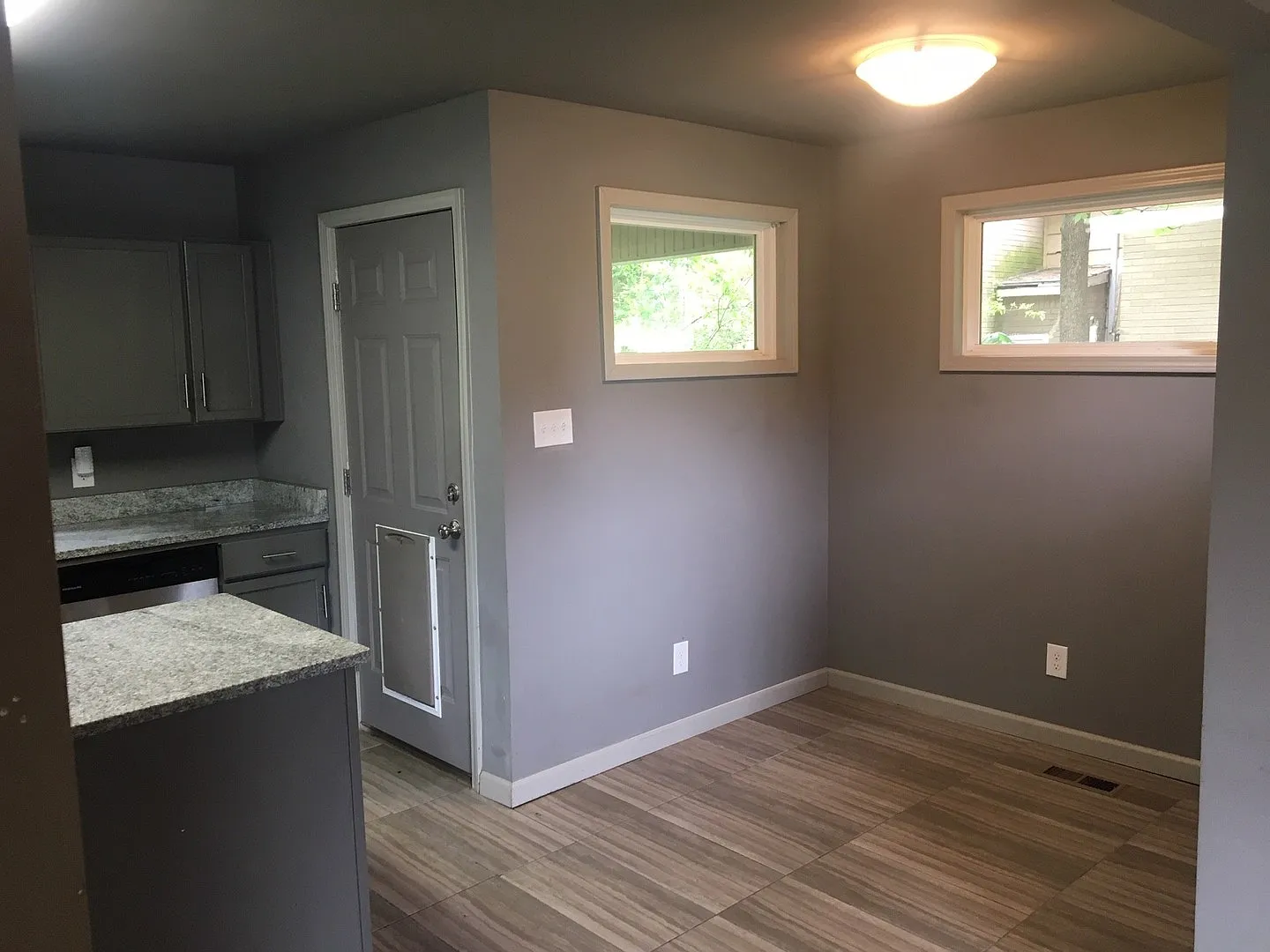 3 Bedroom House With HUGE Yard! — Photo 3