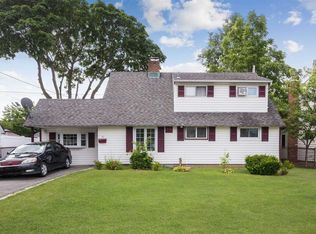 12 Falcon Ln, Levittown, NY 11756