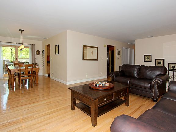 3rd image of 2975 Hickory St