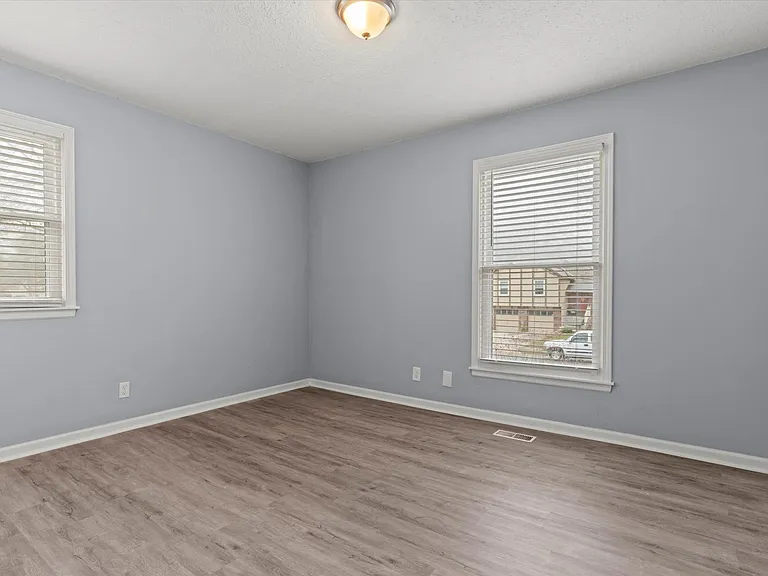 14501 S Village Dr — Photo 18