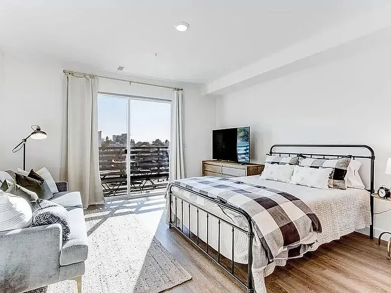 4045 Broadway — Photo 14