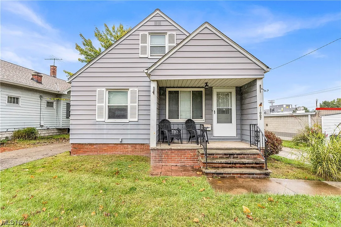11007 Penfield Ave photo 1