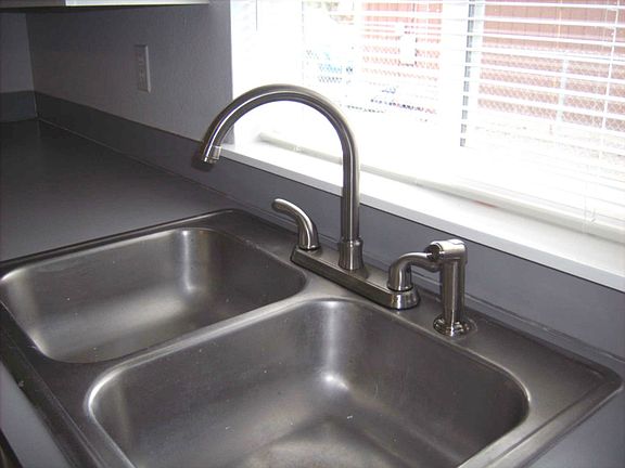 4th image of 1148 Park Ave E