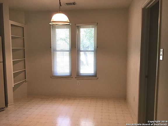 5th image of 317 Whispering Oaks Dr