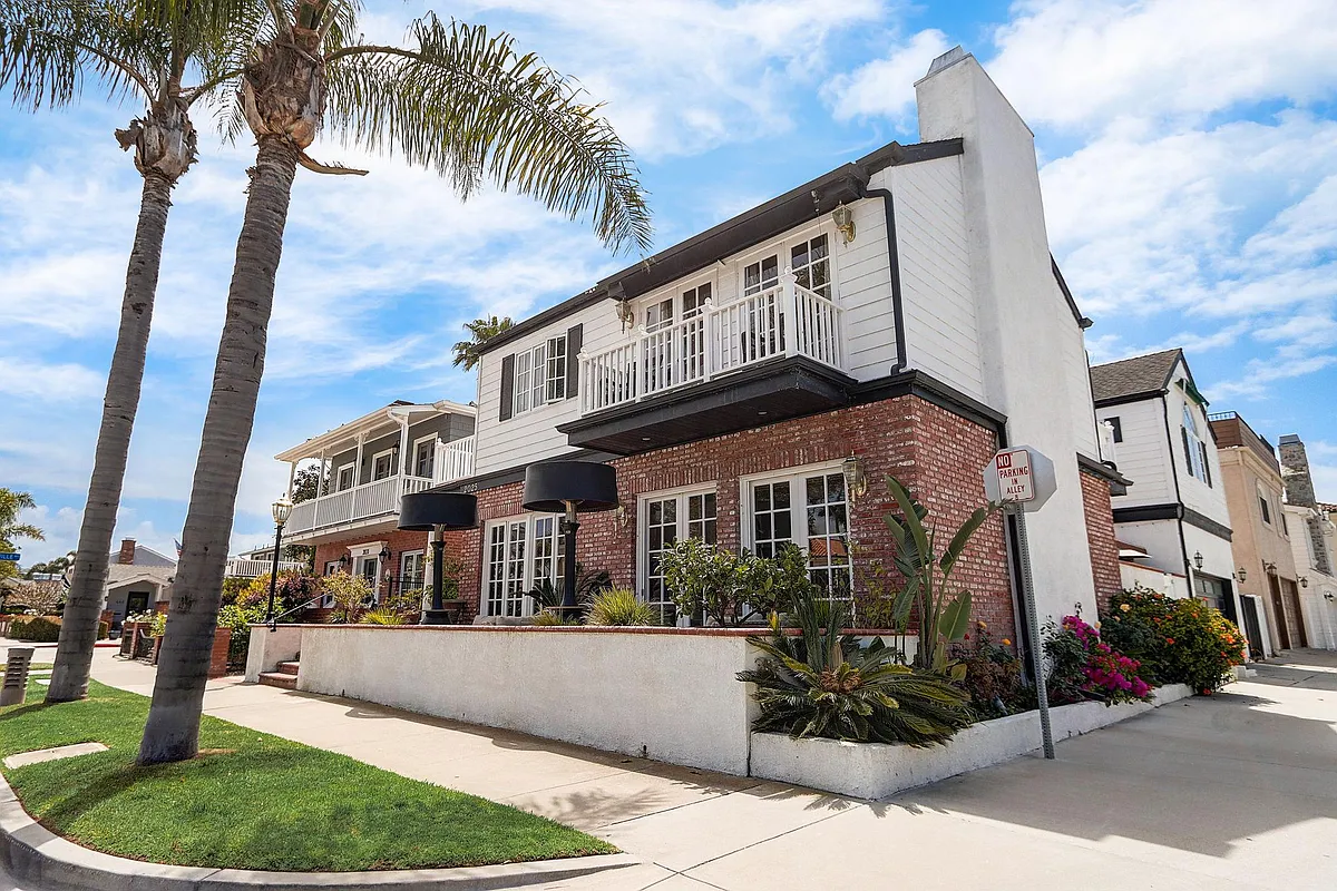 Building Photo - 2025 E Balboa Blvd