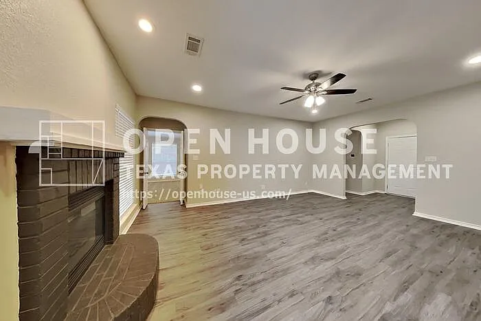 845 Royal Oak Ln — Photo 3