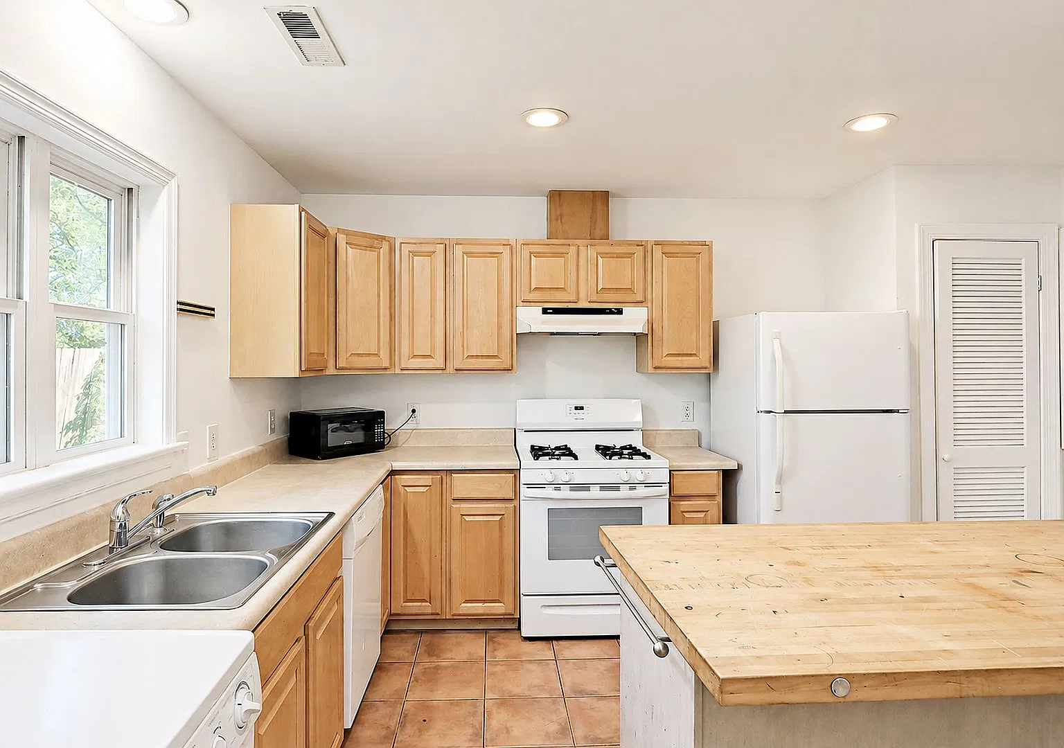Charming Pet-Friendly Home Near The Dairy Market — Photo 2
