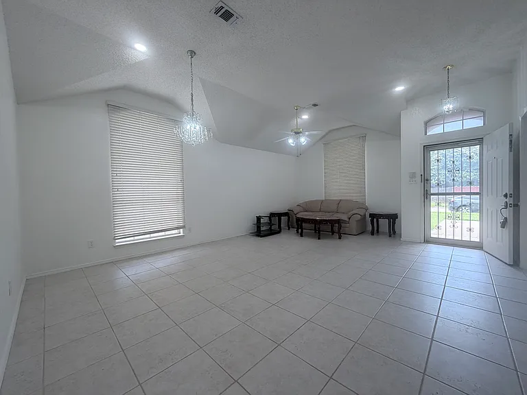 2207 Hickory Wood Trl — Photo 6