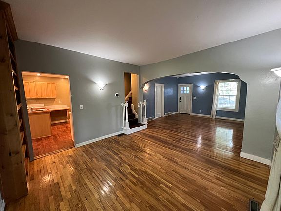 3rd image of 260 6th Ave N
