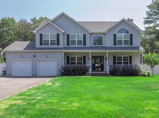 45 Old Saddle Rd, Ridge, NY 11961