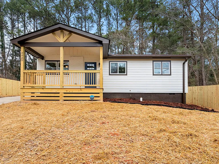 2425 Clarissa Dr NW — Photo 1