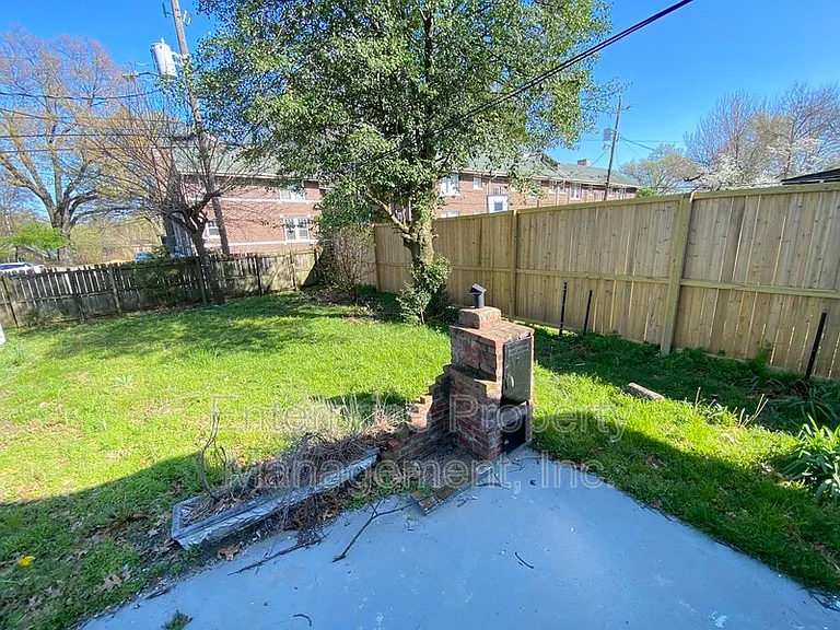 414 N Willett St — Photo 31
