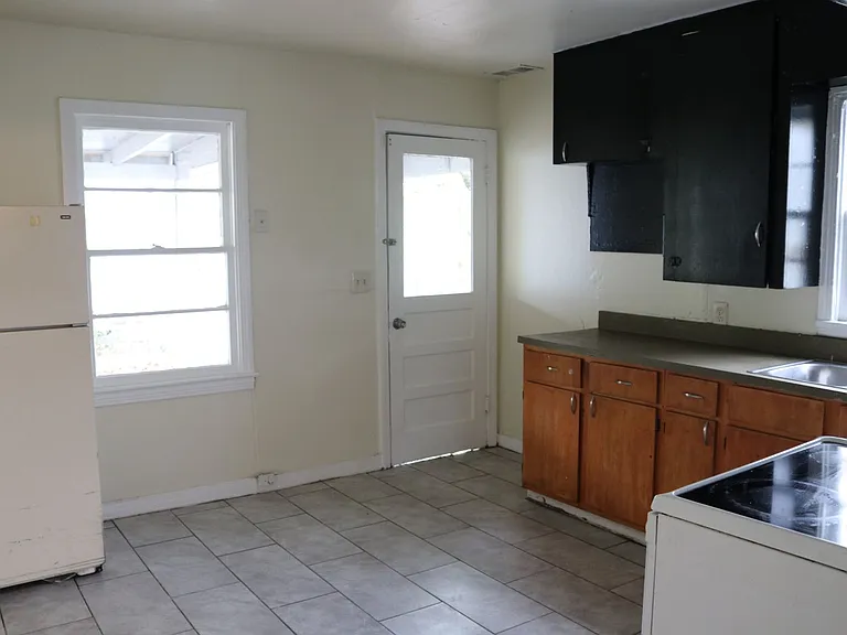 1303 Burchett St — Photo 4