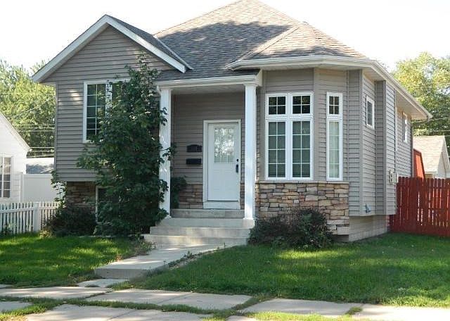 1st image of 400 6th Ave S