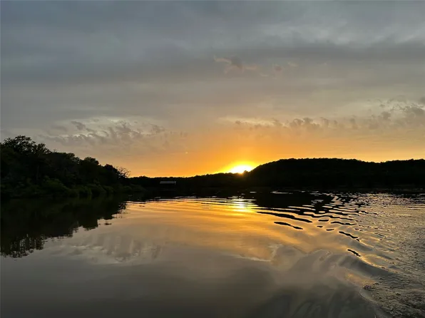 404 Sunset Bay Dr, Chico, TX 76431