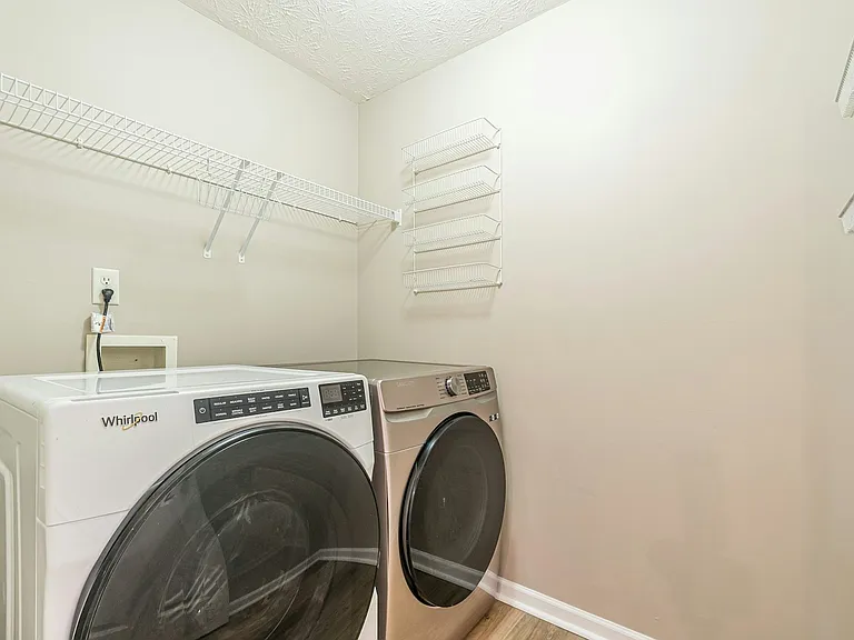 5755 Lakeview Cir — Photo 44