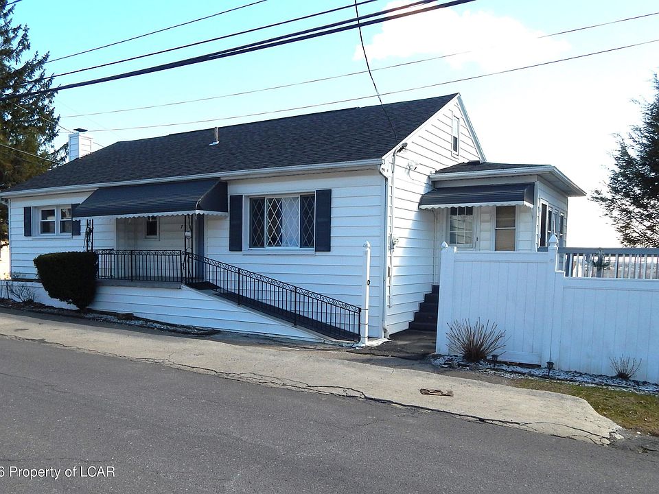 1st image of 720 E 7th St