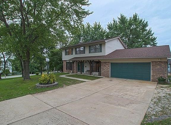 Plenty of parking and even a third car detached garage!