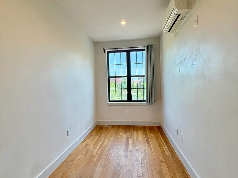 239 Scholes St #2F — Photo 4