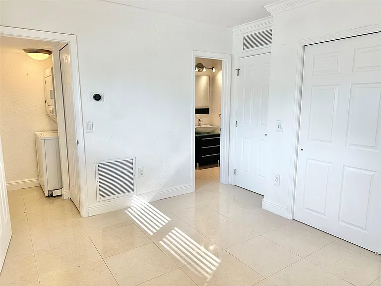 660 NE 11th Ave #202 — Photo 9