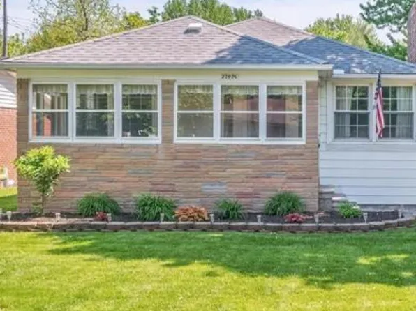 27076 Ford Ave, Flat Rock, MI 48134