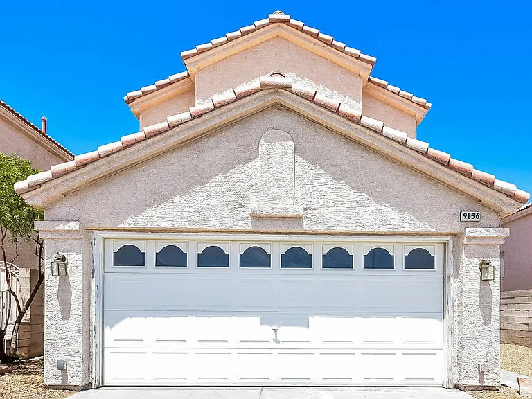 9156 Indian Breeze Dr — Photo 1