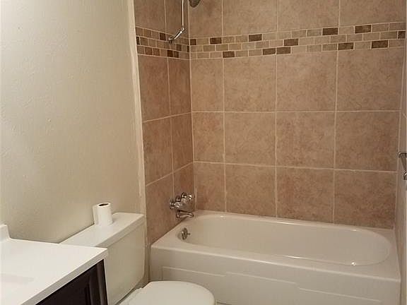 4th image of 453 S Holiday Dr