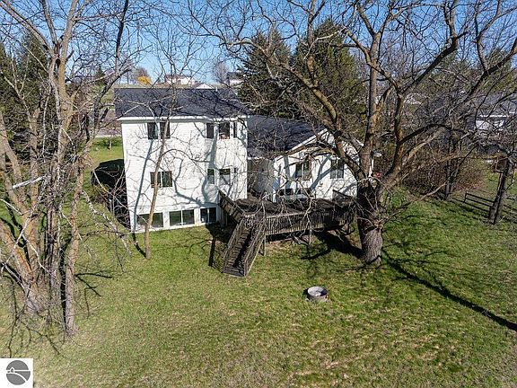 3rd image of 13467 Center Rd