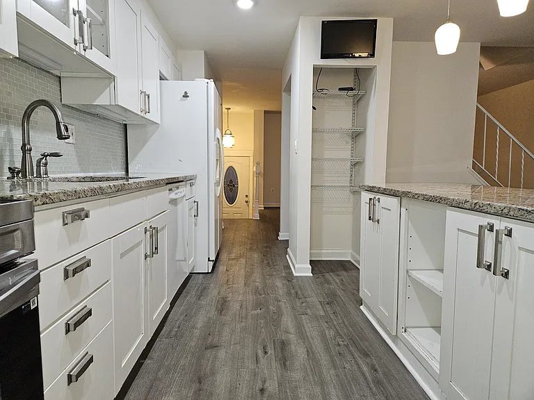 Regina Dr — Photo 37