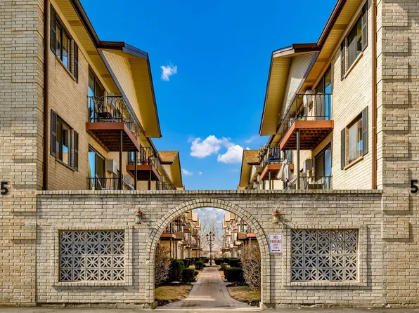 5159 N East River Rd Unit 207D, Chicago, IL 60656