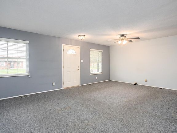 3rd image of 985 Thompson Dr
