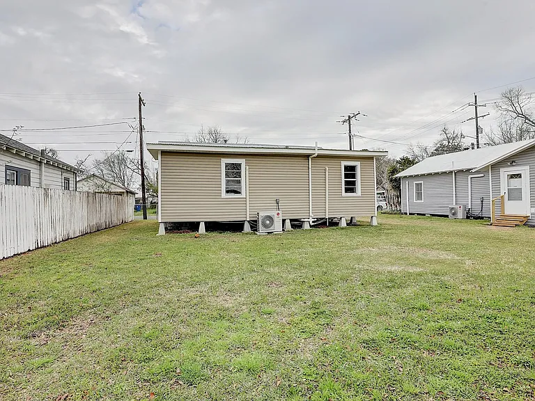 210 Forrest St — Photo 4
