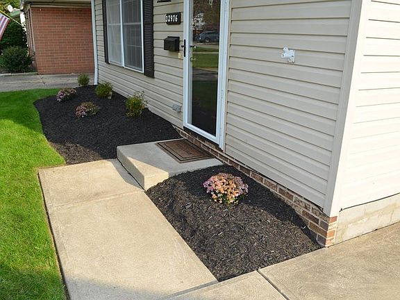 4th image of 32976 Edwards Ave