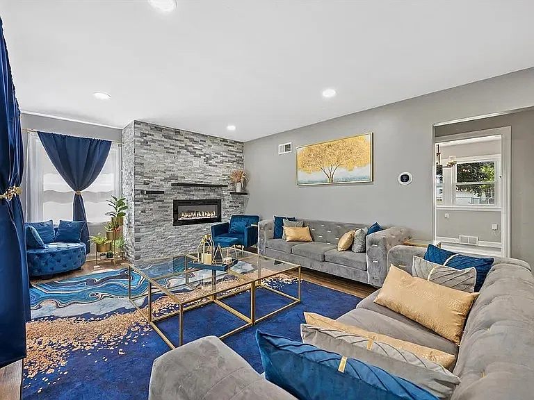 4 bed, 2.5 bath, 2276 sqft, $2,400 — Photo 2
