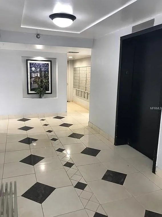 1 bed, 1.5 bath, 836 sqft, $2,100 — Photo 2