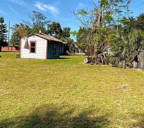 4th image of 1088 Geneva Dr