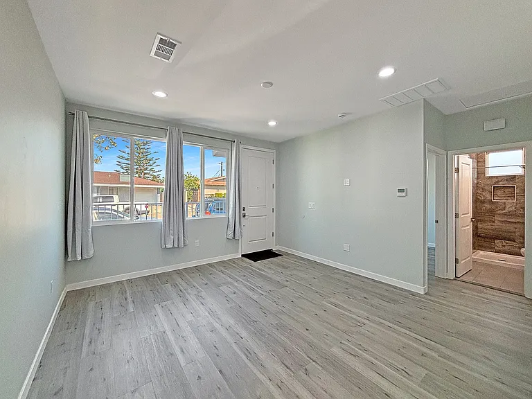 1056 N Lincoln St — Photo 7