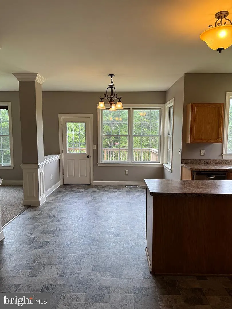 3 bed, 2.0 bath, 2364 sqft, $2,400 — Photo 4