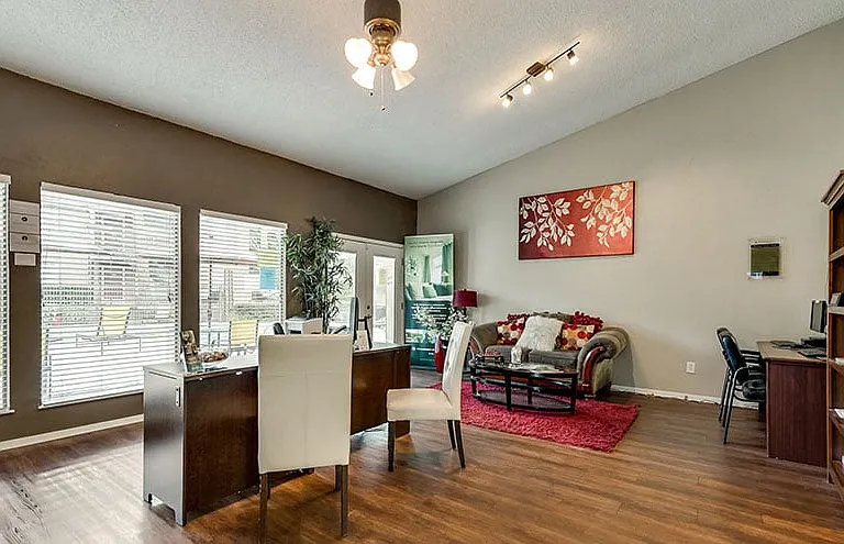 River Oaks Apartments — Photo 8